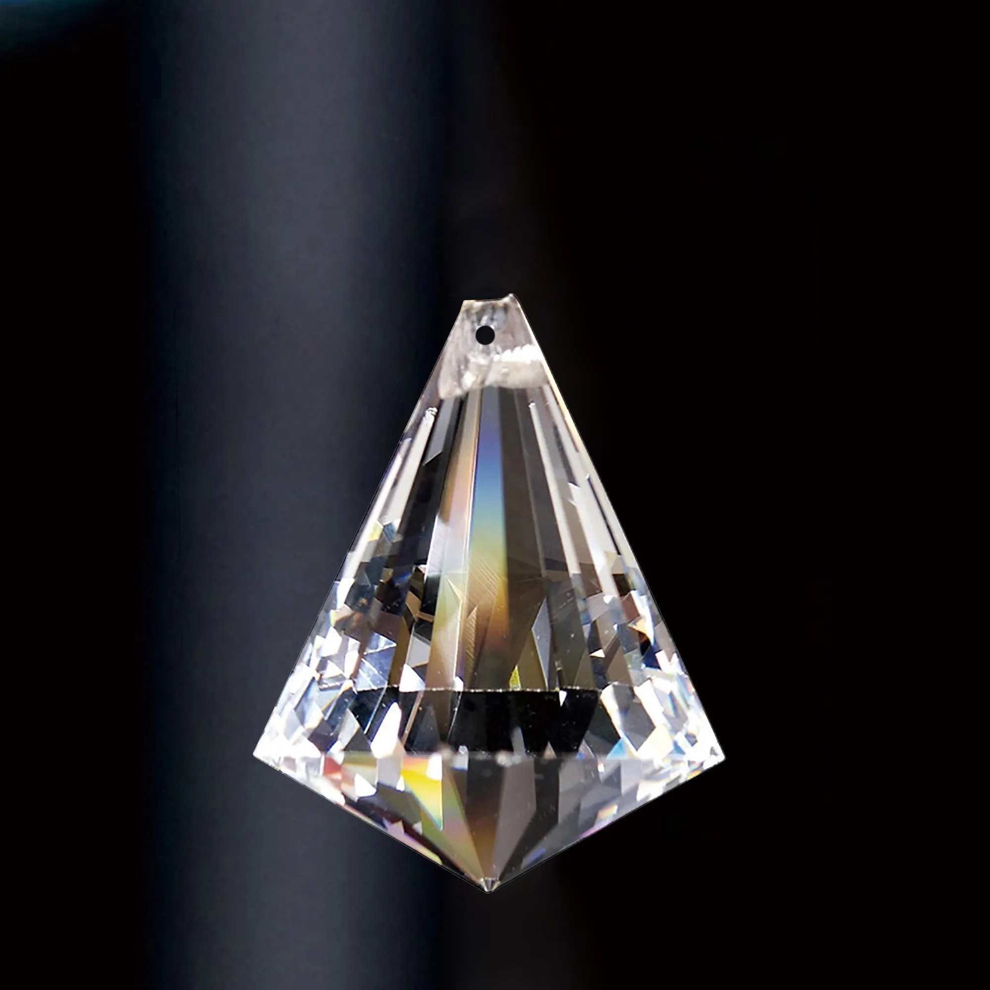 C70099  Crystal Pyramid Without Ring 30mm